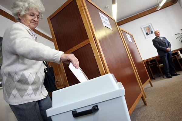 Zákon prospívá například jinak zaměstnaným členům volebních komisí.